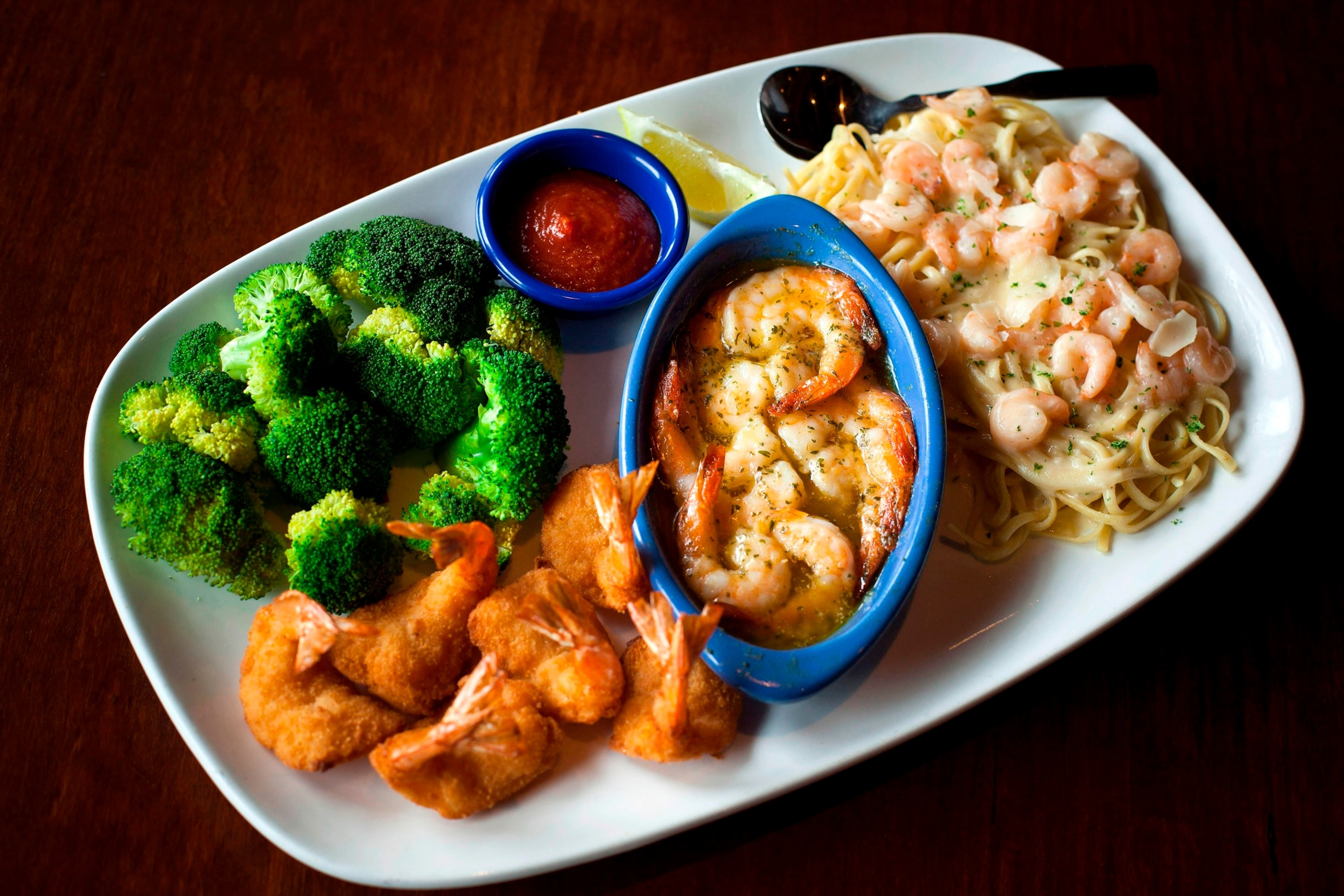 PHOTO: In this July 24, 2014 file photo, a seaside shrimp combo platter is shown at a Red Lobster restaurant in Yonkers, New York.