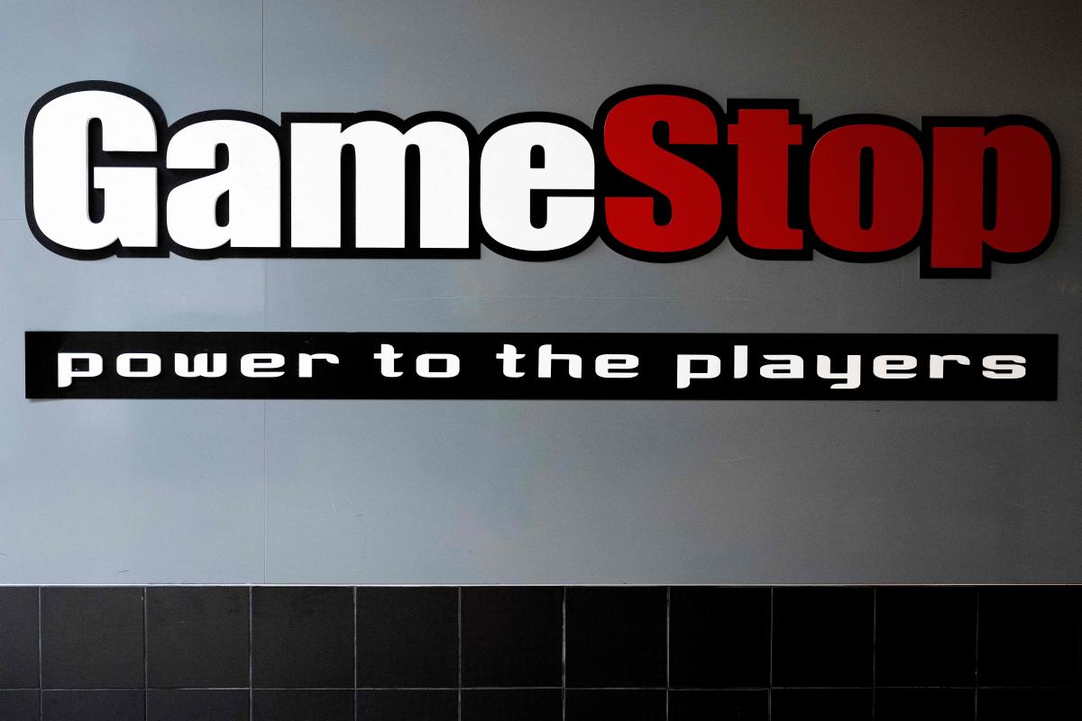 GameStop Shares Plunge in Move to Issue Shares, Quarterly Sales Drop