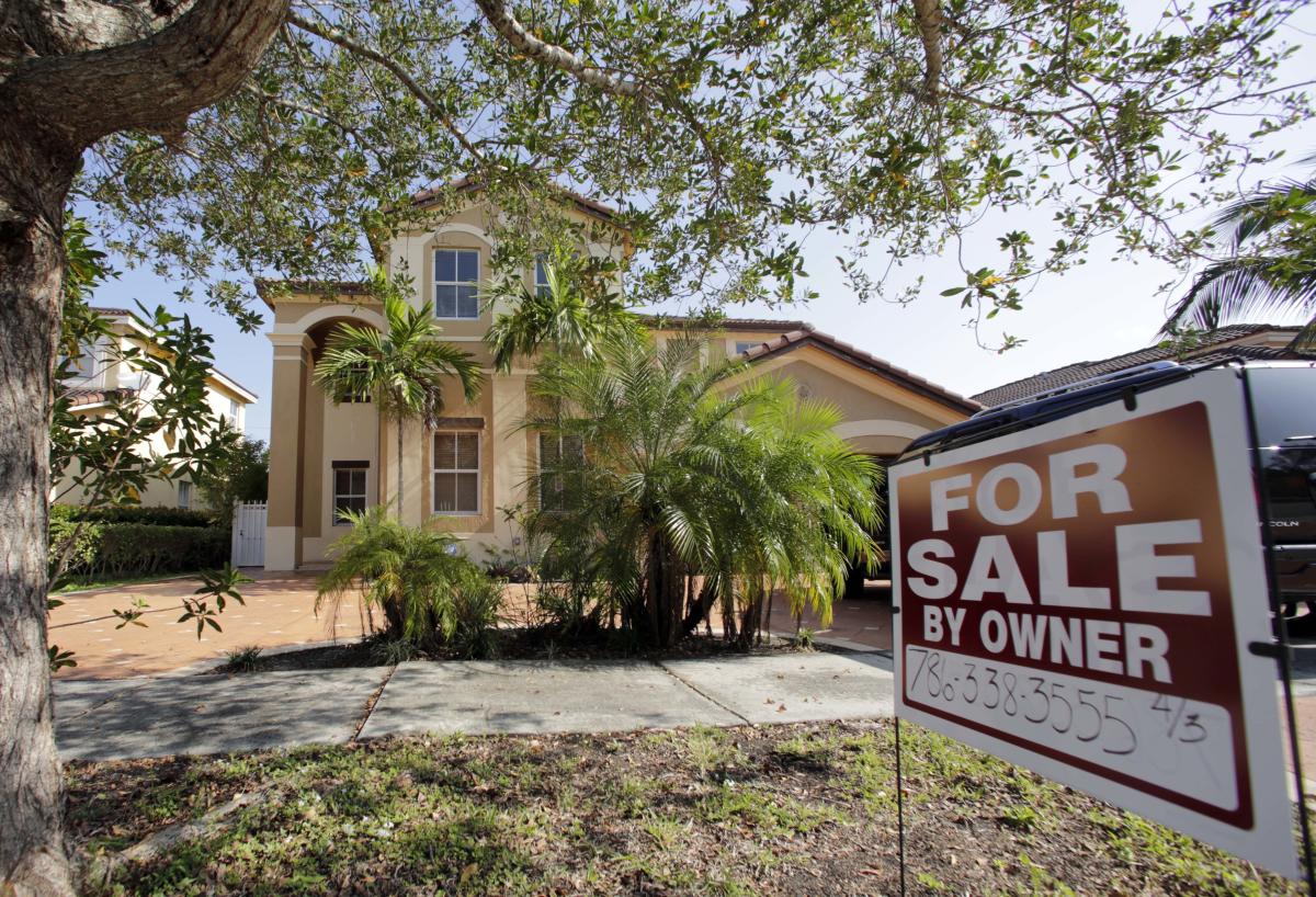 Mortgage rates fall below 7% for the first time in more than a month