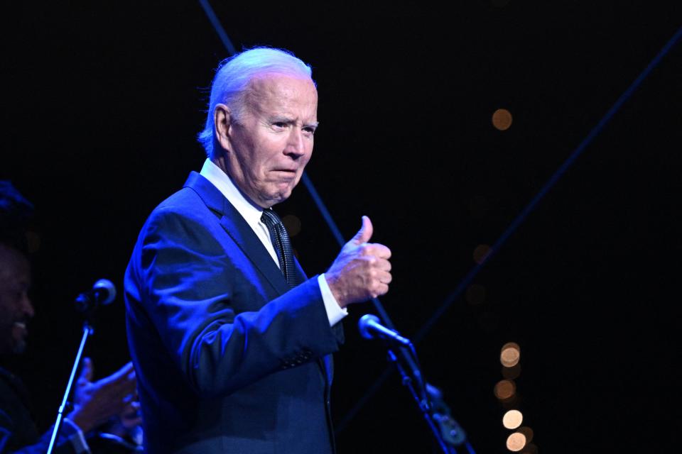 TOPSHOT - US President Joe Biden gives a thumbs up during a welcome reception for leaders participating in the Asia-Pacific Economic Cooperation (APEC) Leaders' Week at the Exploratorium in San Francisco, California on November 15 2023. The APEC Summit will take place until November 17th.  (Photo by Brendan SMIALOWSKI/AFP) (Photo by BRENDAN SMIALOWSKI/AFP via Getty Images)