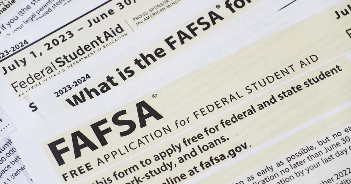 Problems with the federal financial aid program leave many college students in limbo