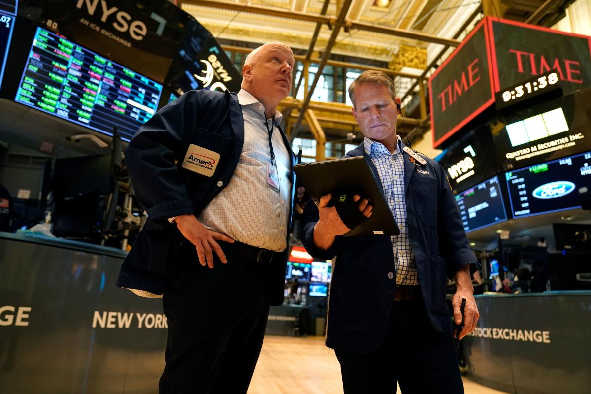 US Futures Rise, Dow Seeks 8th Consecutive Win as Rate Cut Hopes Abound