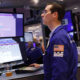 Wall Street diverges on “double-edged sword” data: market mixed