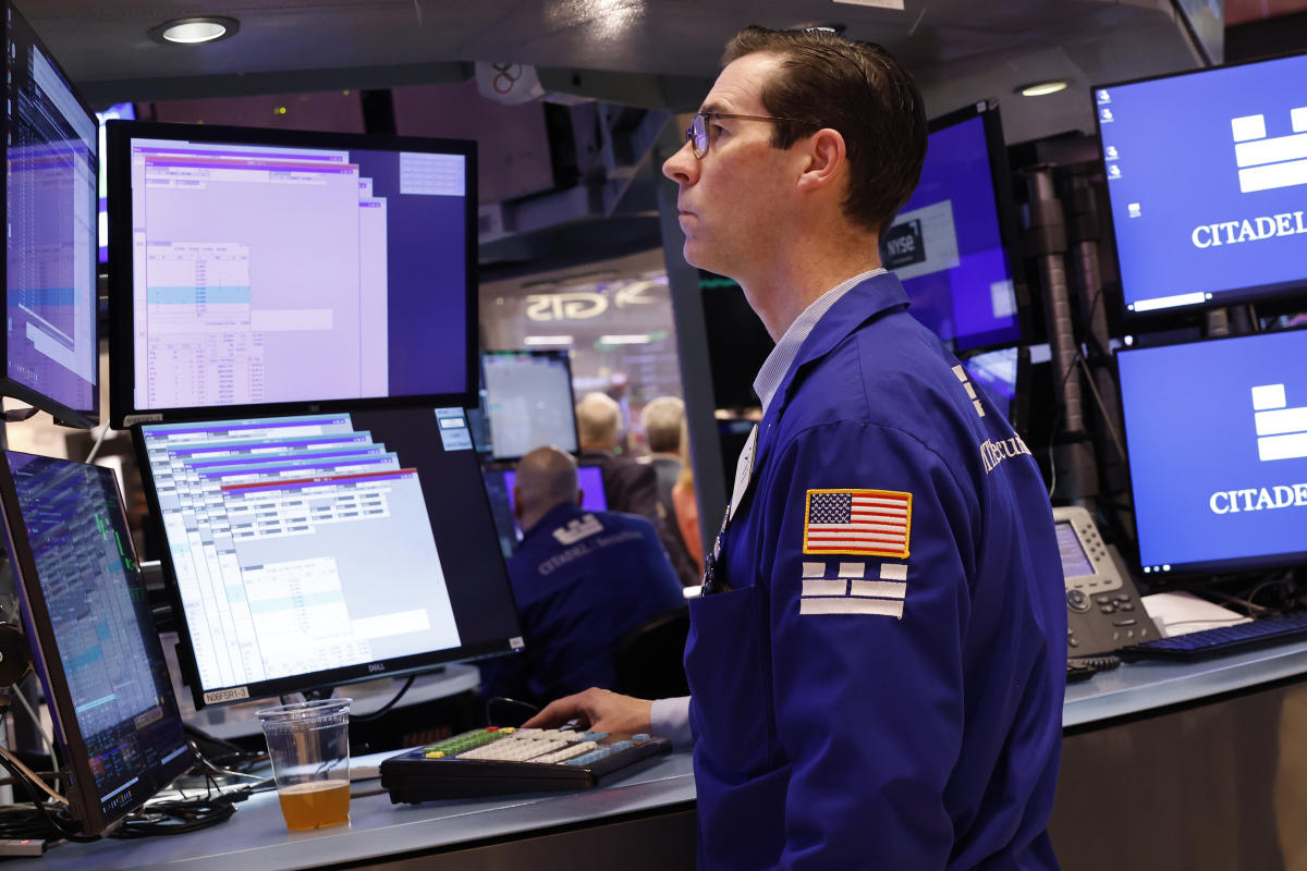 Wall Street diverges on “double-edged sword” data: market mixed