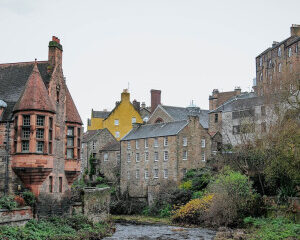 Detached house prices in Edinburgh soar by almost £1,500 a week