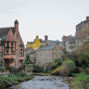 Detached house prices in Edinburgh soar by almost £1,500 a week