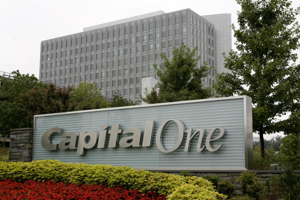 Capital One headquarters in McLean, Virginia, August 21, 2007. Capital One Financial Corp said Monday it will eliminate 1,900 jobs and close a wholesale mortgage unit it acquired less than a year ago as it grapples with the housing crisis In the USA.  REUTERS/Kevin Lamarque (UNITED STATES)