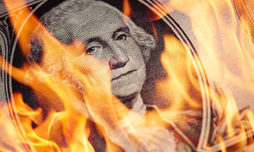 'Fear' of Sudden US Dollar Collapse Set to Trigger Bitcoin Price Gold Reversal on $15.7 Trillion ETF as Countries Adopt 'Dual Currency'