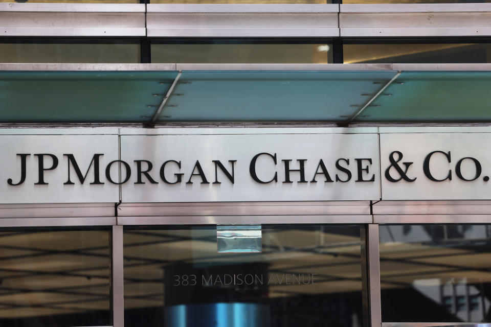 NOVA YORK, NOVA YORK - 26 DE MAIO: O logotipo do JPMorgan Chase é visto em sua sede em 26 de maio de 2023 na cidade de Nova York. O presidente-executivo do JPMorgan Chase, Jamie Dimon, deve depor sob juramento por dois processos civis que alegam que o banco ignorou avisos de que Jeffrey Epstein estava traficando adolescentes para sexo enquanto lucrava com seu relacionamento com ele. Os processos foram movidos em um tribunal federal no final do ano passado por advogados que representam as vítimas de Epstein e o outro pelo governo das Ilhas Virgens Americanas. Epstein cometeu suicídio há três anos enquanto estava sob custódia federal por acusações de tráfico sexual. O banco afirma que ele foi afastado como cliente décadas atrás. (Foto de Michael M. Santiago/Getty Images)